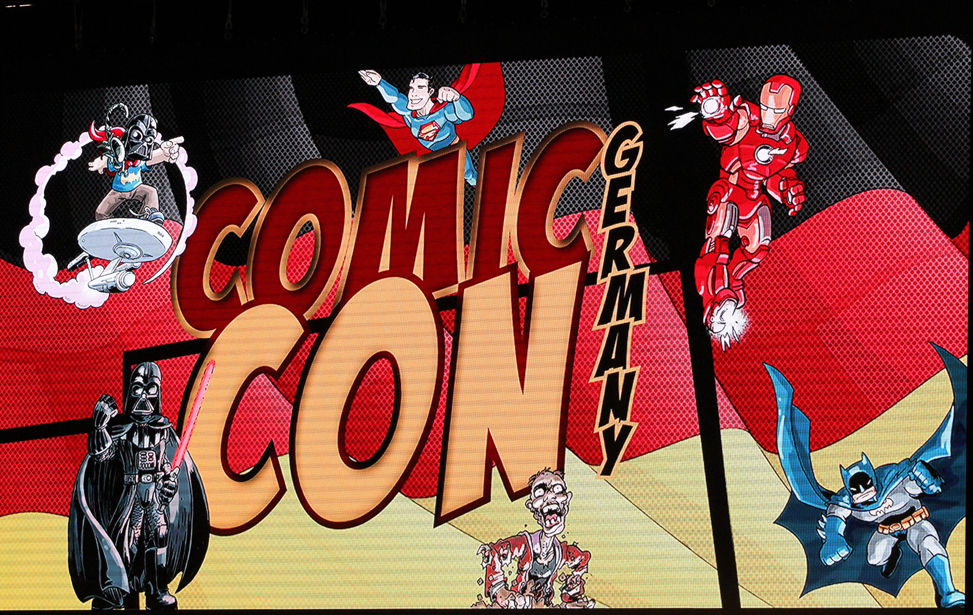 Das Banner der Comic Con Germany 2016 auf dem großen Bildschirm der Halle 3