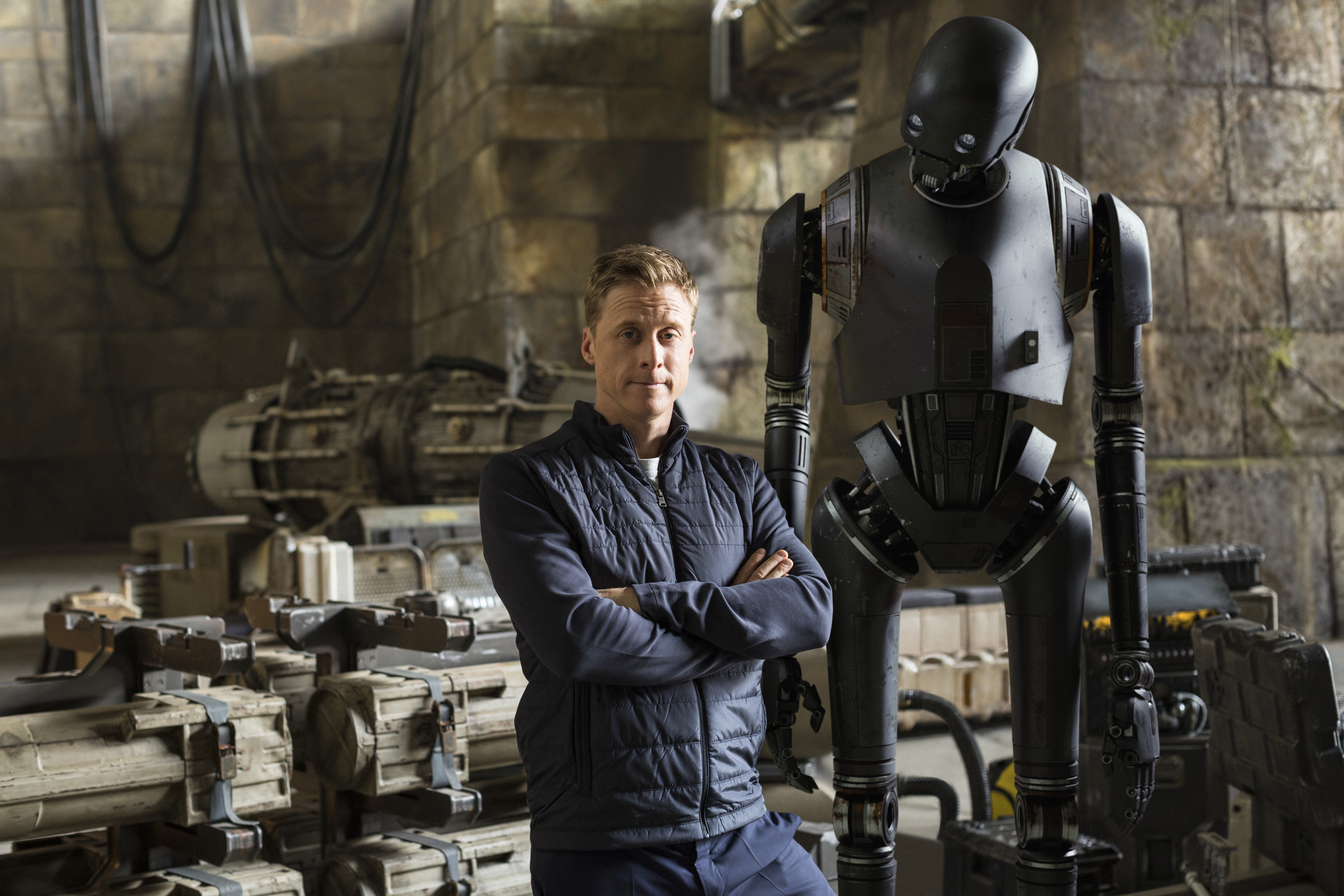 Rogue One: A Star Wars Story..Alan Tudyk on set with his character, K-2SO..Ph: Jonathan Olley..© 2016 Lucasfilm Ltd. All Rights Reserved.